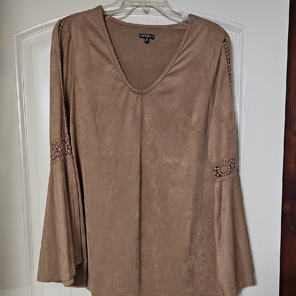 EUC WOMENS TOP